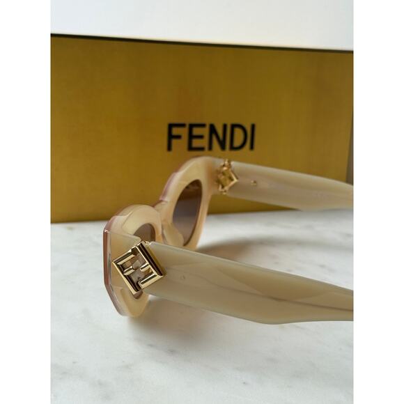 NEW Fendi FE40146I Diamonds Cat Eye Nude Sunglasses - Picture 4 of 7